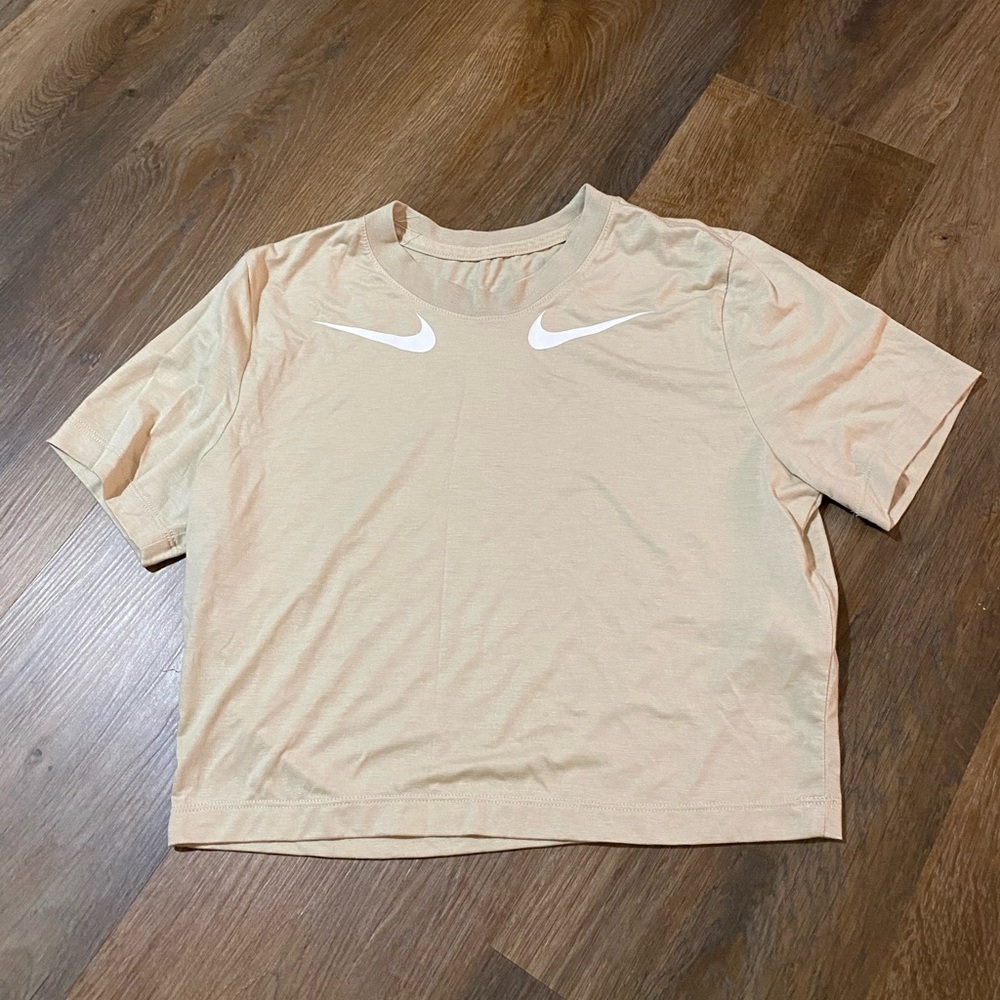 NIKE - CROPPED SHORT SLEEVE TEE - SIZE M
